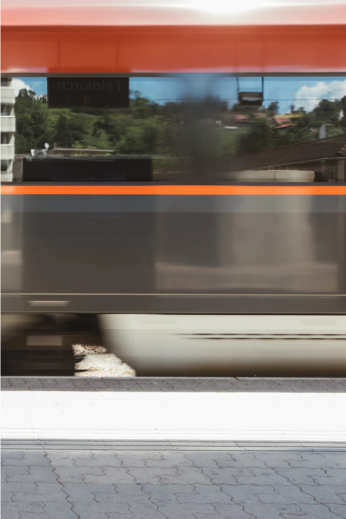 Leerer Bahnsteig des Feldkircher Bahnhofs