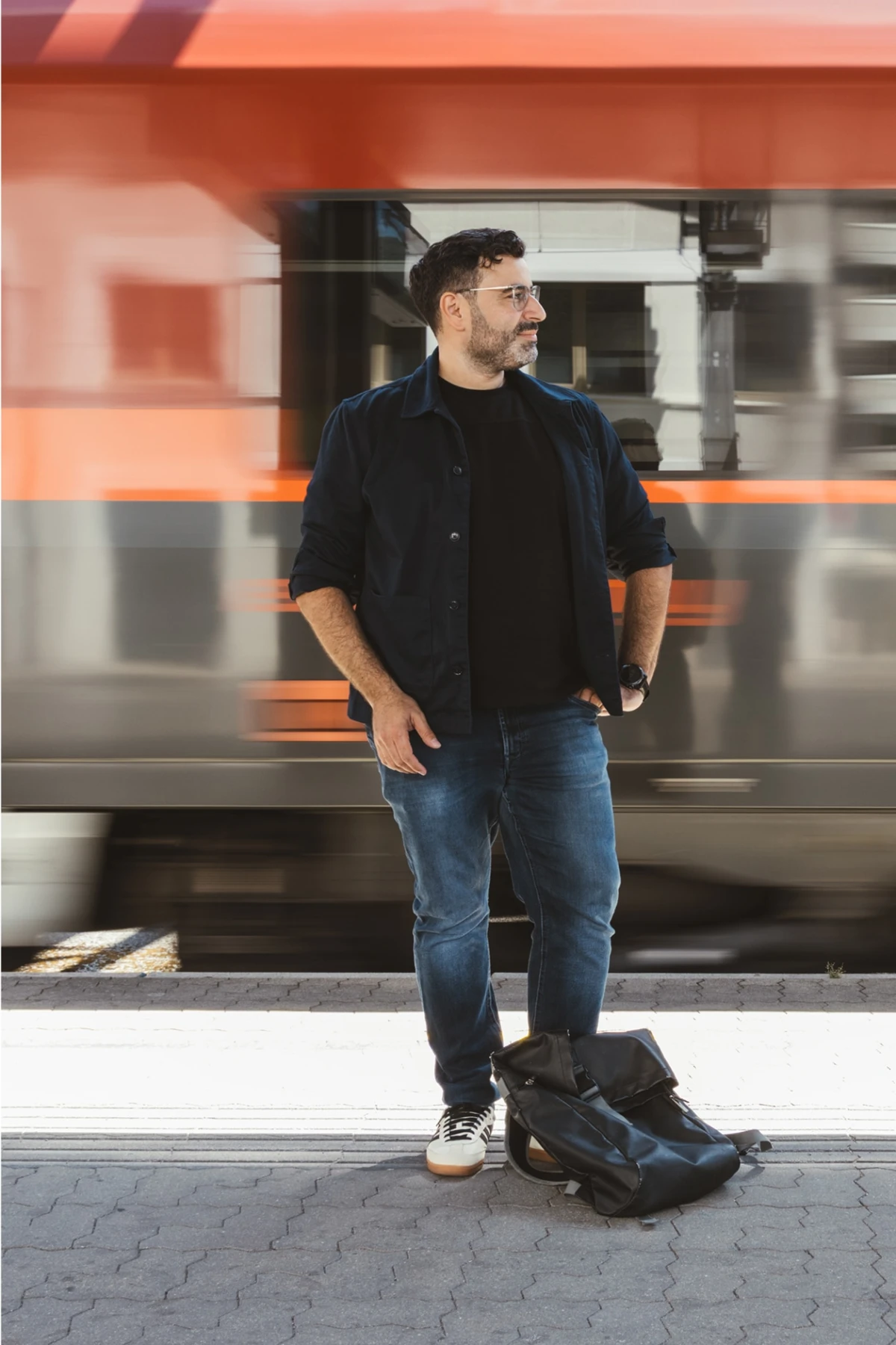 Serkan Akman steht am Bahnsteig des Feldkircher Bahnhofs und wartet auf den Zug nach Wien