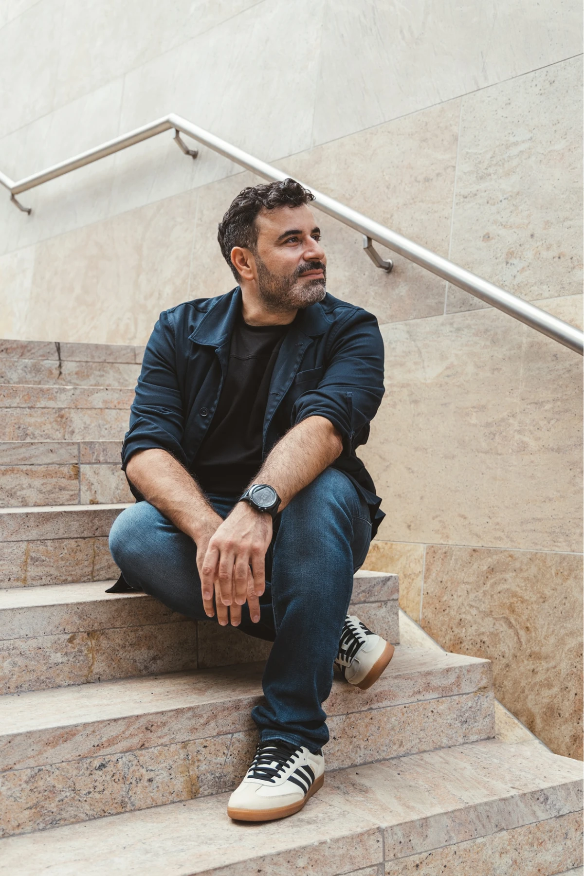 Serkan Akman sitzend auf der Stiege am Feldkircher Bahnhof
