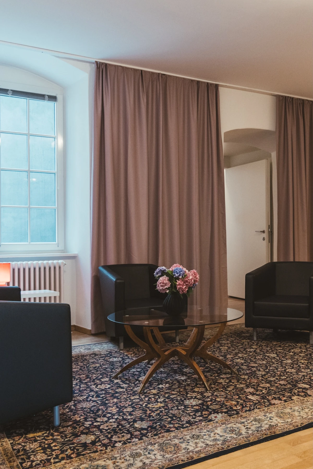 Einblick in die Kanzlei von Anwalt Serkan Akman in Feldkirch